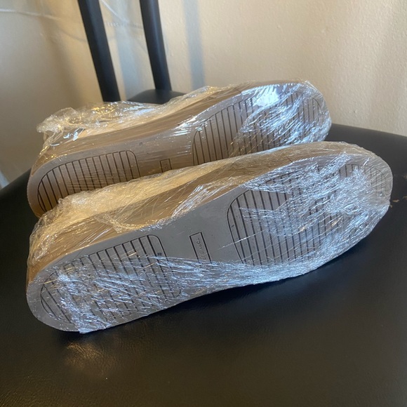 TORY BURCH white slip on shoes - Picture 7 of 7